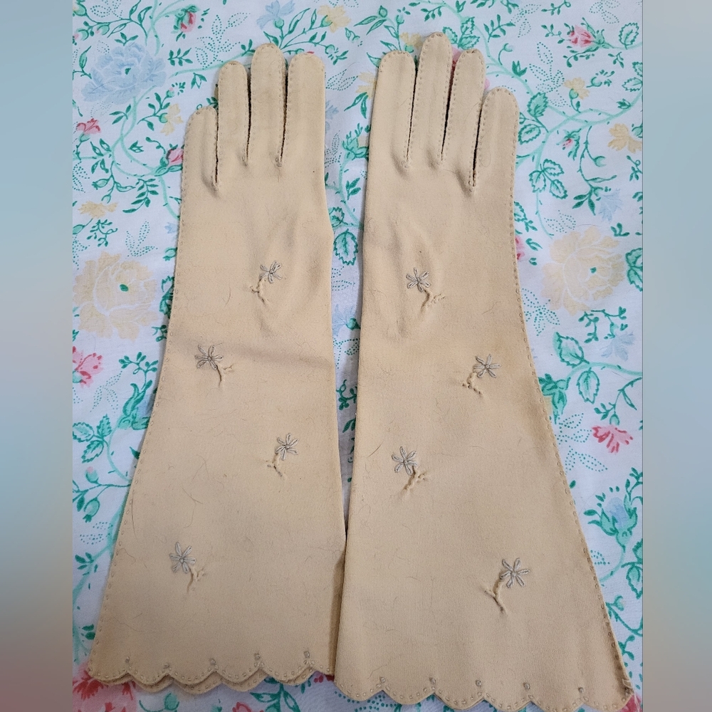 Vintage 1940s Van Raalte Elegant Tan Gloves with Embroidered Details